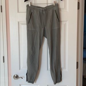 Farallon Athleta crops size 8